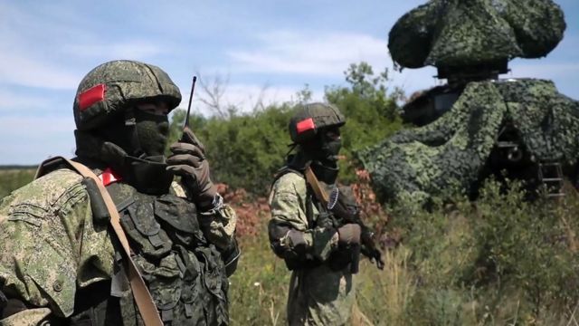 Российские военные - расчет комплекса РЭБ "Красуха" - в Украине