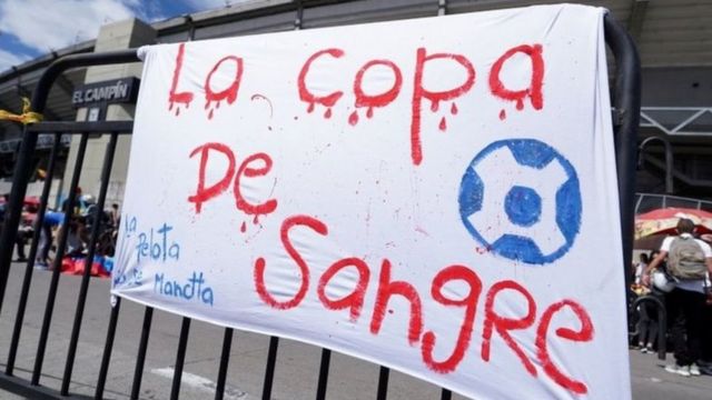 Cartaz na Argentina com os dizeres "A Copa de sangue" escrito com tinta vermelha