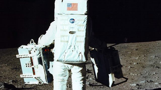 ஆர்டிமிஸ் என்ற திட்டத்தின் மூலம் 2025ஆம் ஆண்டு நான்கு புதிய விண்வெளி விரர்கள் நிலவில் கால்பதிக்கவுள்ளனர்.