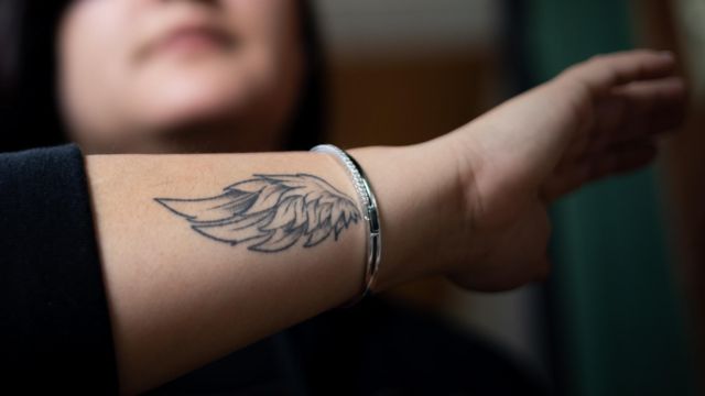 Natalia tiene un tatuaje de un ala que simboliza la libertad