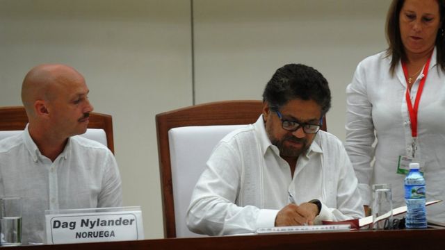 Dag Nylander observa a Ivan Márquez de las FARC firmar el documento de paz.