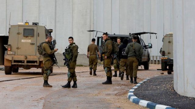 Soldados israelenses em missão em área próxima à fronteira com o Líbano