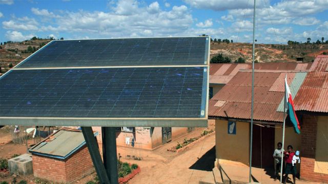 Panel solar gigante en país en vías de desarrollo.