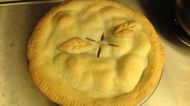 Яблочный пирог с украшением из листиков на крышке