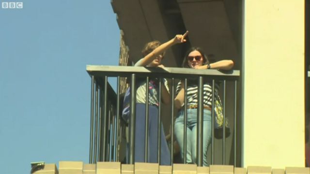 Две девушки на смотровой площадке