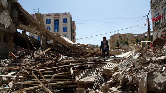 رجل يمني يتفقد منزلا دمر في غارة جوية نفذتها طائرات التحالف بقيادة السعودية في 5 فبراير/شباط 2021 في صنعاء، اليمن