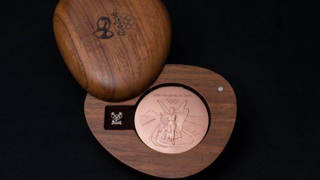 Caixa de madeira na qual as medalhas são guardadas