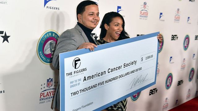 Figgers avec un chèque pour lutter contre le cancer