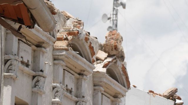 Fragmentos de una cornisa afectada en Cuenca