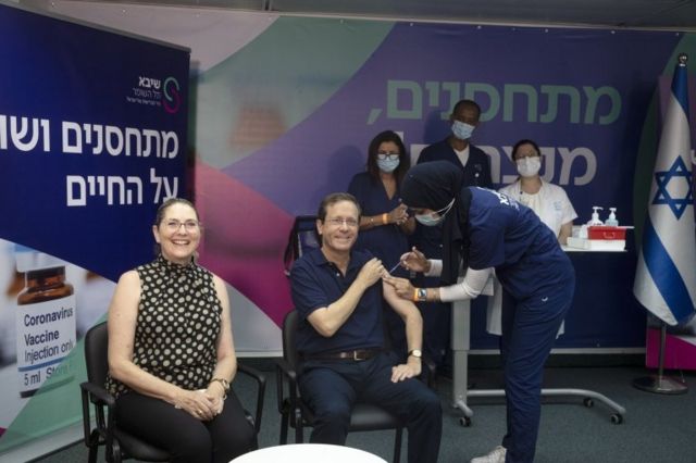 Tổng thống Israel Isaac Herzog được tiêm liều ba, ngồi cạnh là vợ ông, tại Trung tâm Y tế Sheba ở Ramat Gan, Israel, ngày 30 tháng 7 năm 2021