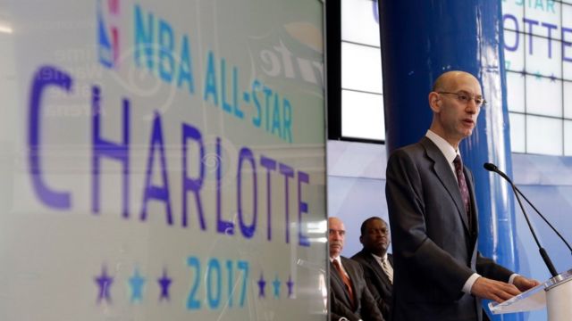 2015年6月に、NBAコミッショナーのシルバー氏が17年のオールスター戦開催地がシャーロットに決まったことを発表した当時の写真
