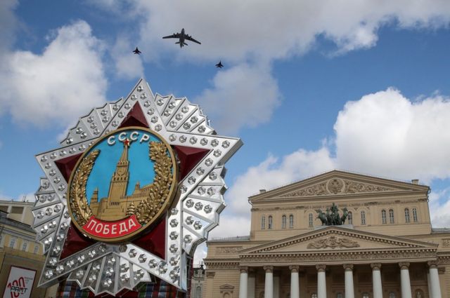 Diễn tập máy bay diễu hành trên bầu trời Moscow