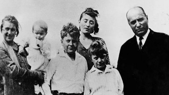 موسوليني مع زوجته وأبنائه