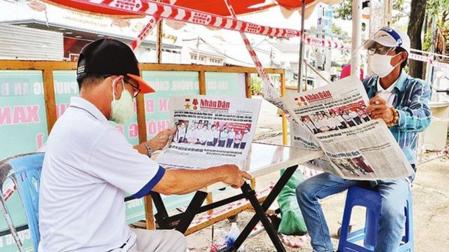 Người dân đọc báo miễn phí trong mùa dịch