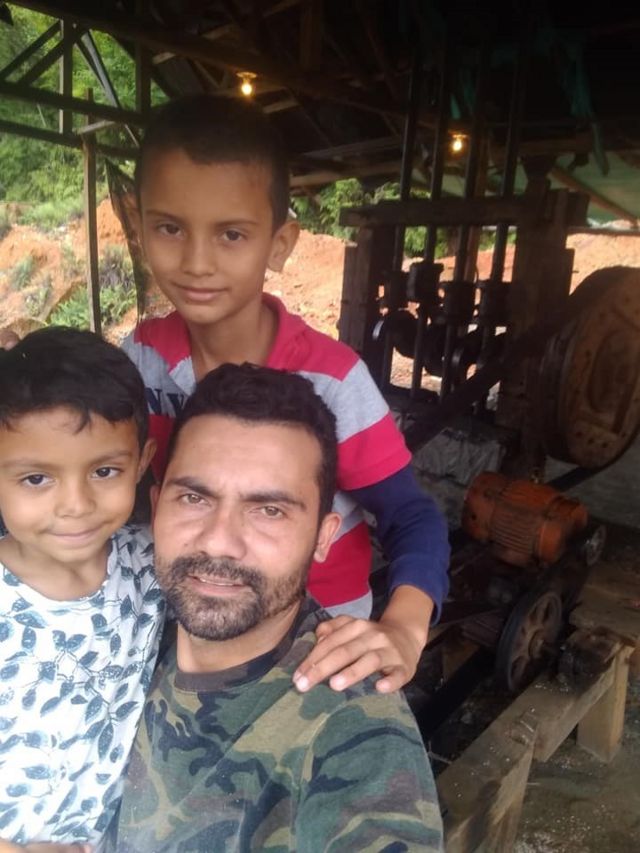 Rafael Moreno y sus hijos en la mina de oro artesanal de la Vereda del Alacrán.