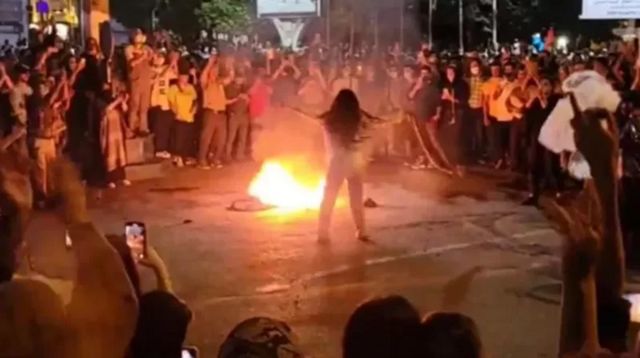 دختری در ساری که روسری خود را در آتش انداخت و در وسط جمع رقصید و مردم او را تشویق کردند