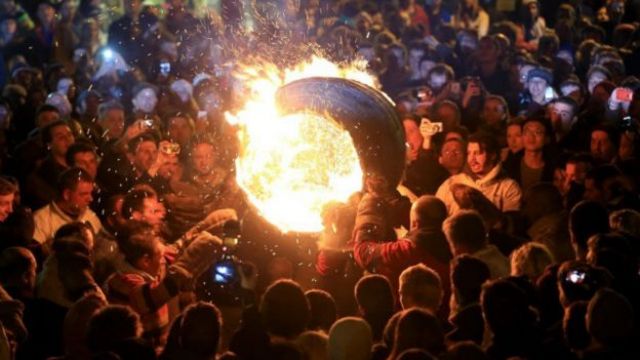 Традиция разжигать огромный костер на Хэллоуин сохранилась до сих пор