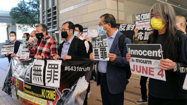 李卓人（中）与“长毛”梁国雄（右一）在西九龙法院大楼外抗议（5/2/2021）