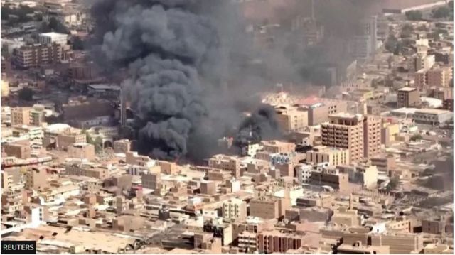 صورة من الجو تعود إلى 17 مايو/ أيار لأعمدة الدخان المتصاعدة من أحد الأسواق في أم درمان