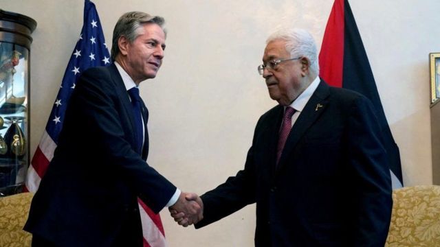 Antony Blinken aperta a mão de Mahmoud Abbas