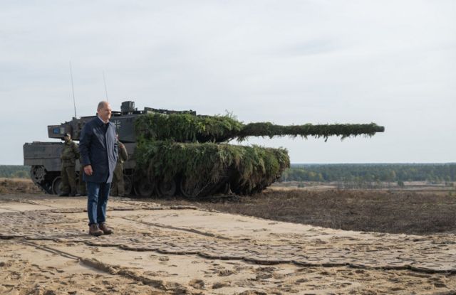 Olaf Scholz, Leopard 2 tanklarının önünde.