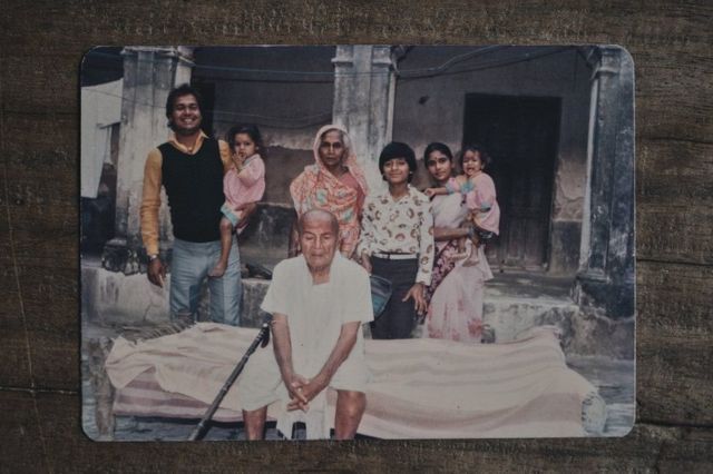 گوسائیں (انتہائی بائیں) اپنی بیٹی کے ساتھ کامیشور سنگھ (پلنگ پر بیٹھے ہوئے) اور رام ساکھی دیوی پیچھے کھڑی ہیں