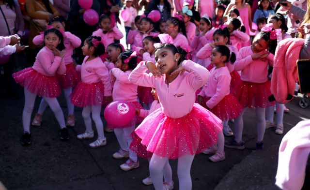 Niñas vestidas de rosa en el desfile de Bolivia. 
