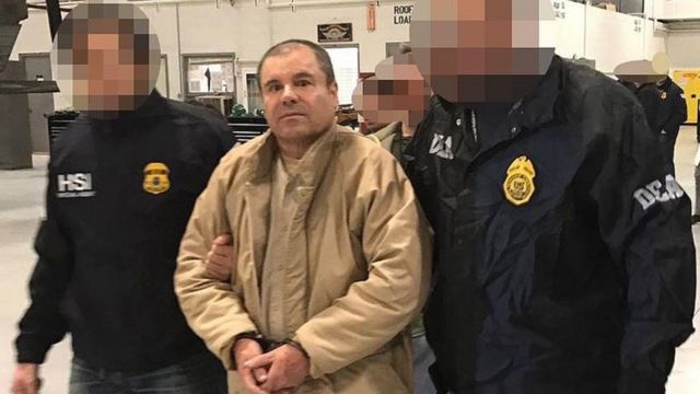 El Chapo Guzmán es custodiado por policías de la DEA.