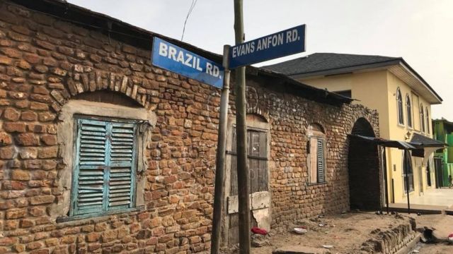 Rua Brasil, em Acra, capital de Gana. A Rua fica no bairro do Tabons, comunidade de descendentes de escravos do Brasil que retornaram para a África