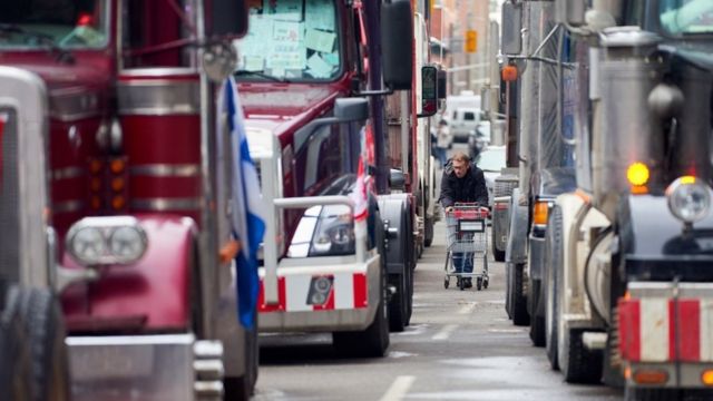 Caminhões parados em protesto no Canad[a