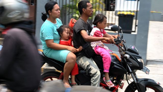 Pengendara motor tidak menggunakan masker saat terjaring dalam Operasi Penegakan Disiplin Penggunaan Masker di Layung Sari, Kota Bogor, Jawa Barat, Senin (14/09)