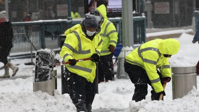 Trabajadores limpian nieve en Nueva York