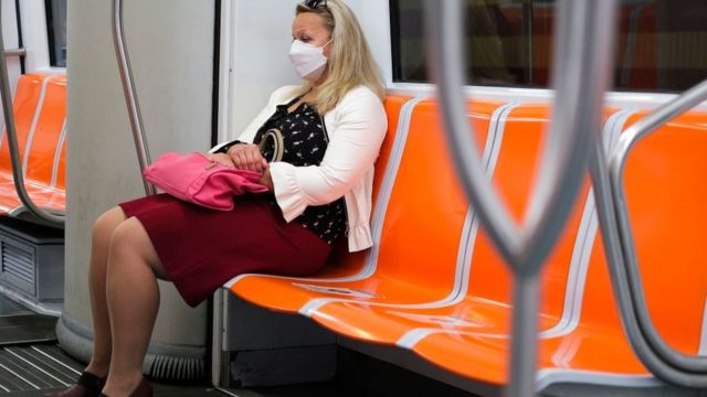 mulher com máscara no transporte de roma