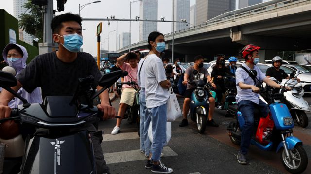Multidão em rua na China