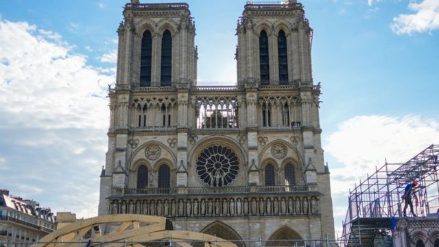 این کلیسای قرون وسطایی که از جاذبه‌های گردشگری مهم پایتخت فرانسه هم محسوب می‌شود، در ۱۵ آوریل ۲۰۱۹ دچار آتش‌سوزی شد