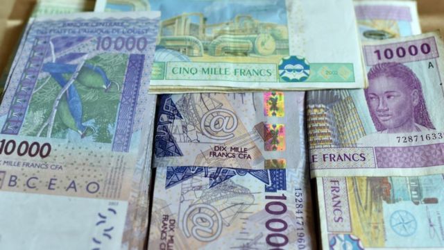 Cette photo prise le 9 avril 2016 dans un N'Djamena, au Tchad, montre des billets de la monnaie CFA émis par la Banque centrale des États de l'Afrique de l'Ouest (BCEAO) et utilisés dans les huit pays d'Afrique de l'Ouest qui partagent la monnaie commune du franc CFA