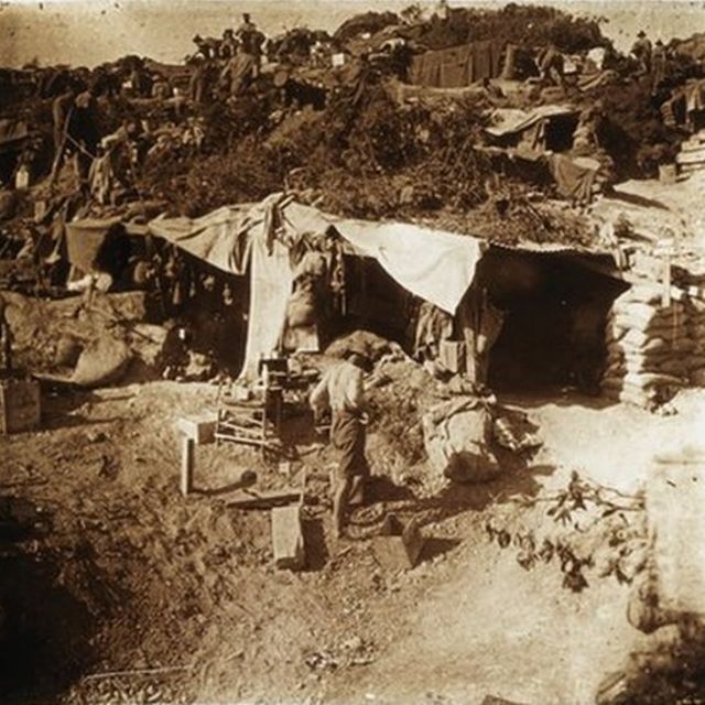 Anzak'ta Avustralyalı askerlerin mevzileri, yukarıda ise General William Riddell Birdwood'un karargahı, Mayıs 1915