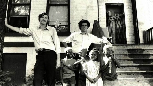 Jeffrey Haas e seu sócio, Flint Taylor, em frente ao apartamento onde Fred Hampton foi morto