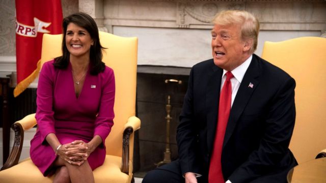 妮基·黑利（左）在白宫椭圆形办公室会晤特朗普（右）（9/10/2018）