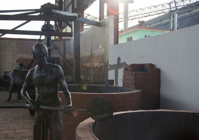Estatua en la localidad de Marcelo Salado, Cuba, de un esclavo trabajando en un ingenio azucarero.