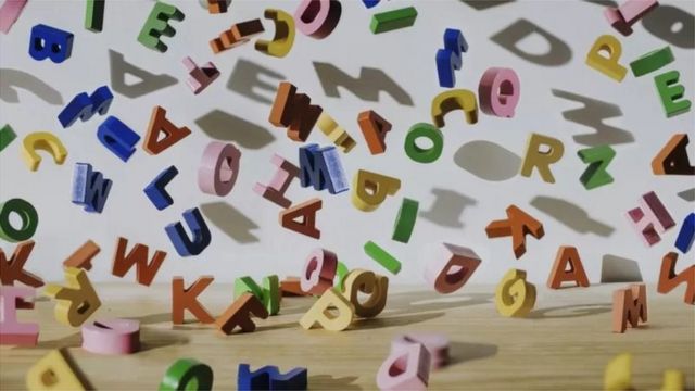 多语制源于一种对如何使用语言的新理解，特别是在英语教学领域。它强调一种更加灵活的方法来教授学生。(photo:BBC)