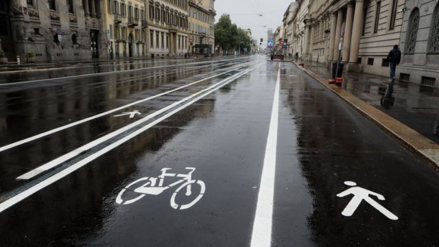 Велосипедная и пешеходная разметка на улице Милана