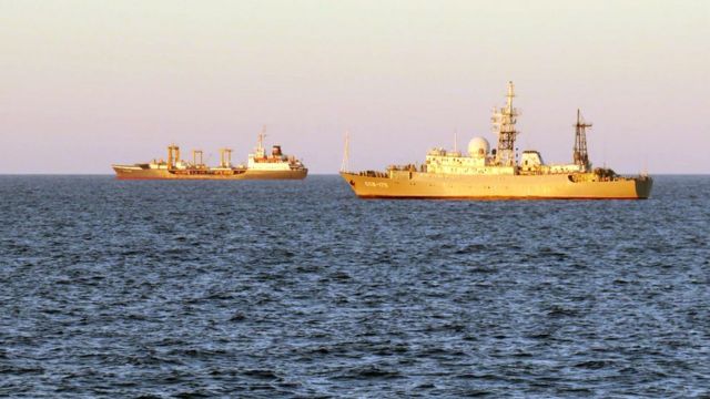 Российский морской танкер "Сергей Осипов" (слева) и средний разведывательный корабль "Виктор Леонов" у берегов Шотландии