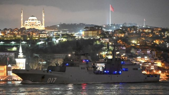 俄罗斯海军彼得·莫古诺夫号两栖登陆舰通过土耳其博斯普鲁斯海峡前往黑海（9/2/2022）