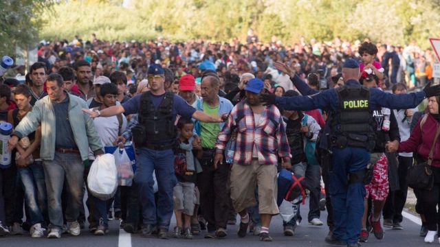 Refugiados e migrantes cruzando fronteiras