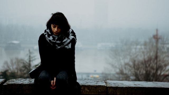 Una mujer deprimida en un oscuro invierno