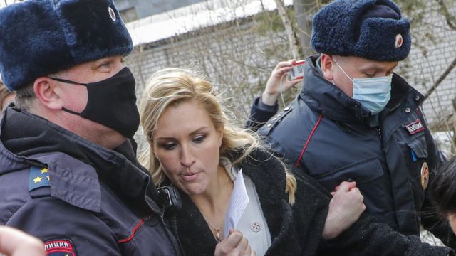 Полиция уводит Анастасию Васильеву 6 апреля 2021 года