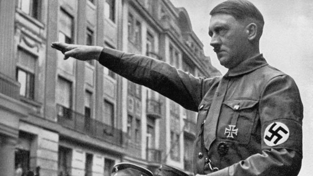 Adolf Hitler realizando el saludo nazi.