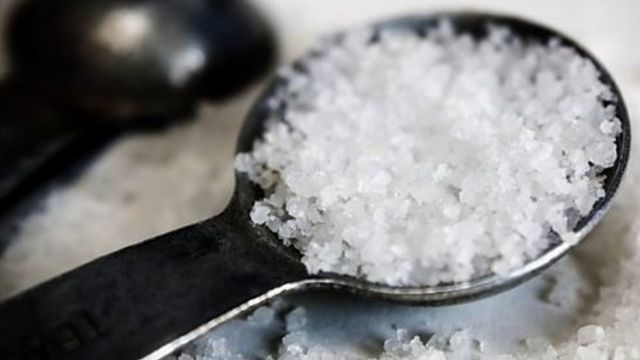 Nutrition : manger trop de sel nuit-il à votre santé ? - BBC News Afrique
