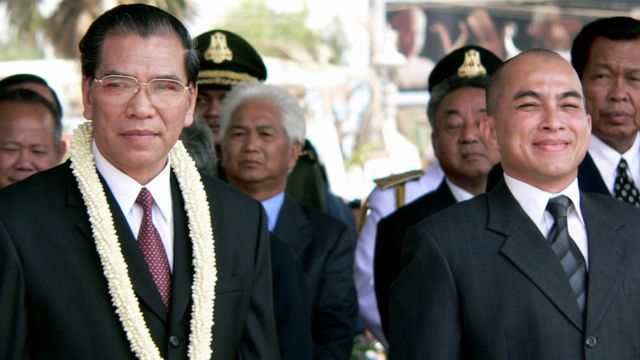 Tổng Bí thư Nông Đức Mạnh thăm Campuchia, với sự tiếp đón của Quốc vương Norodom Sihamoni ngày 28/3/2005
